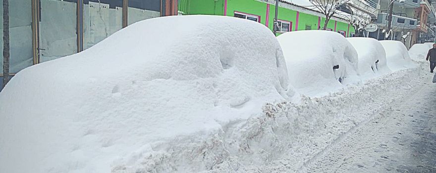 μεγάλη ποσότητα χιονιού έχει καλύψει αυτοκίνητα και δρόμο