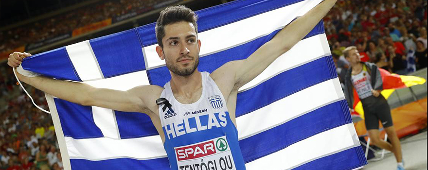 Ο Μίλτος Τεντόγλου πανηγυρίζει με την ελληνική σημαία
