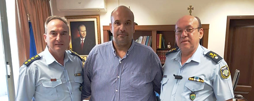 Ο Γιάννης Γιάτσιος στο γραφείο του με τον Ταξίαρχο Θεόδωρο Κεραμά και τον Χρήστο Ζαμπούρα