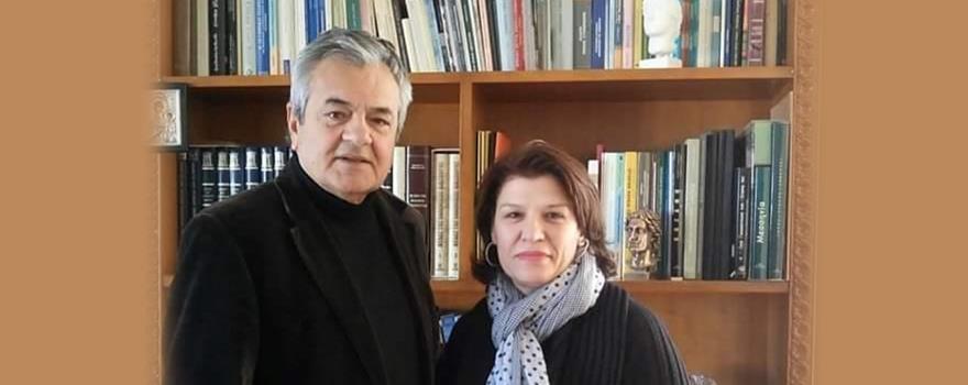 Την ποιητική ανθολογία ‘ΕΦΗΒΟΙ ΣΤΙΧΟΙ’ χάρισε η Ελένη Γερούση στον Γρηγόρη Τσιούμαρη